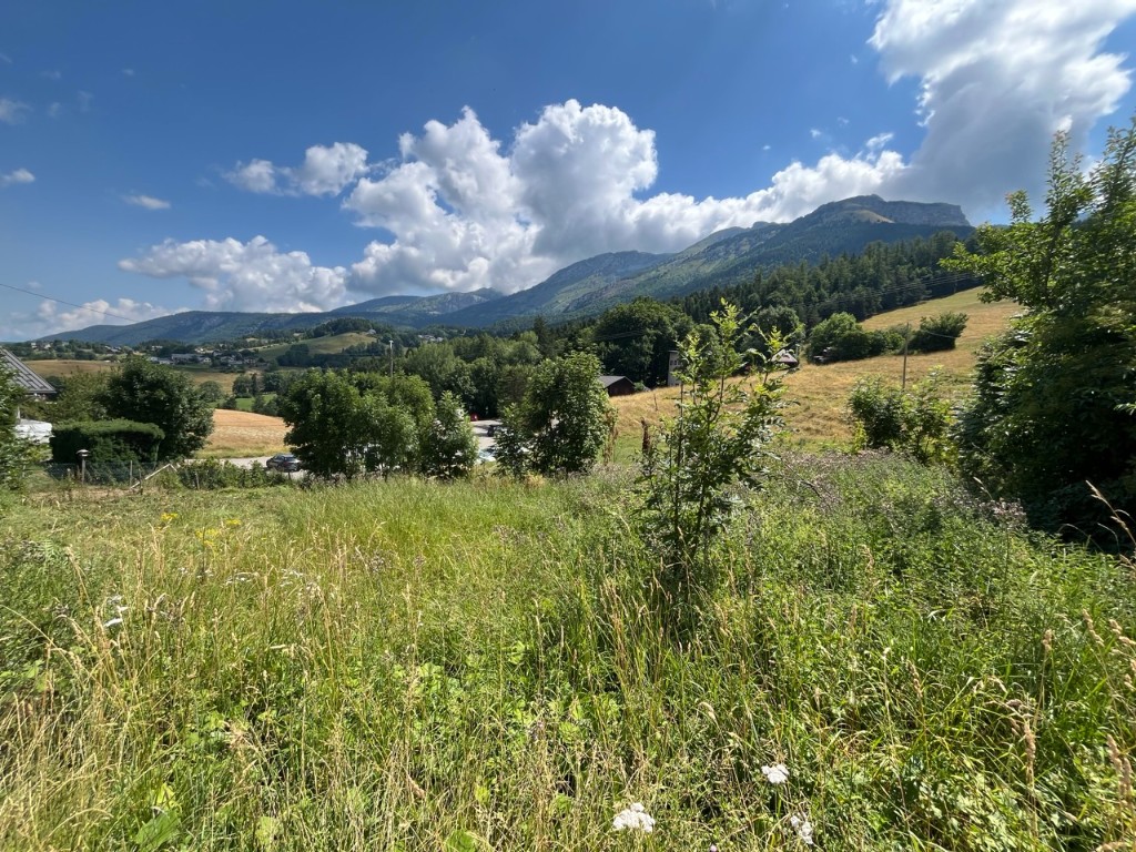 Vue du terrain à Villard-de-Lans, avec les montagnes du Vercors en arrière-plan